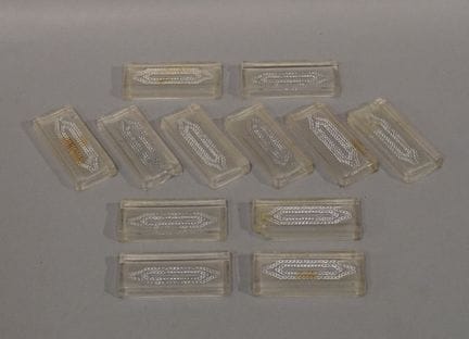 12 Messerhalter aus geformtem Glas mit Perlenfries