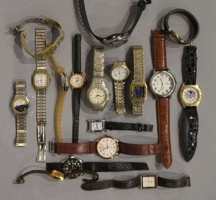 Set mit Modeschmuckuhren aus Metall oder Kunststof