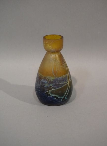 Kleine Glasvase mit einem blauen Landschaftsmotiv 