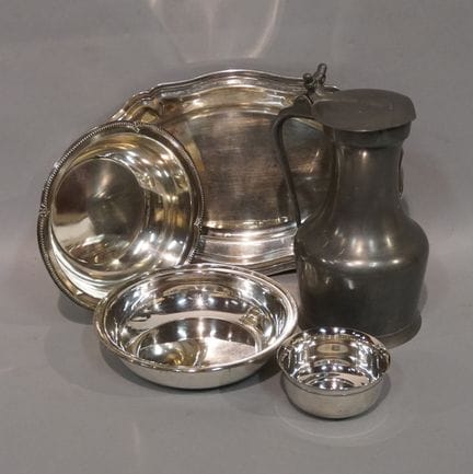 Manette d'un plat oblong, deux jattes et coupelle 