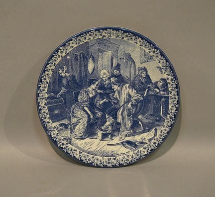 Delft-Fayence-Teller mit einem in verschiedenen Bl