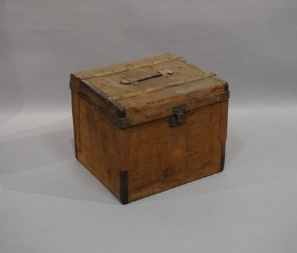 Mit Stoff bezogene Truhe mit Holz- und Metallrahme