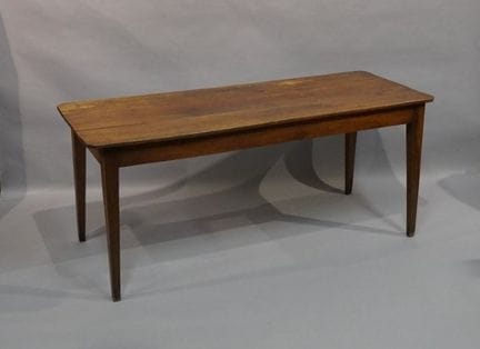 Bauernhoftisch aus Holz mit abgeschrägter Tischpla