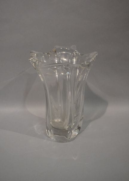 Daum: Große Kristallvase mit geschwungenem Hals. 3