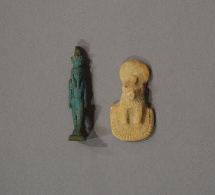 Zwei ägyptische Amulette. 5,5 cm und 5 cm