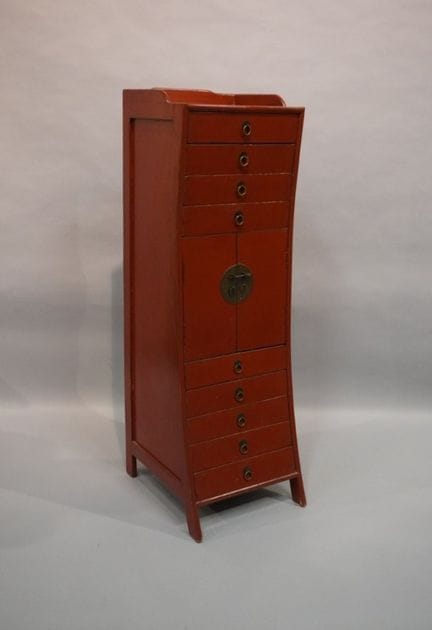 Asiatische Kommode aus rot lackiertem Holz, mit ge
