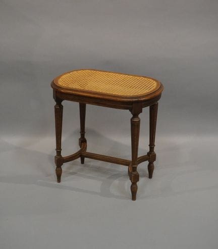 Klavierbank aus profiliertem Holz mit Rattanbezug,