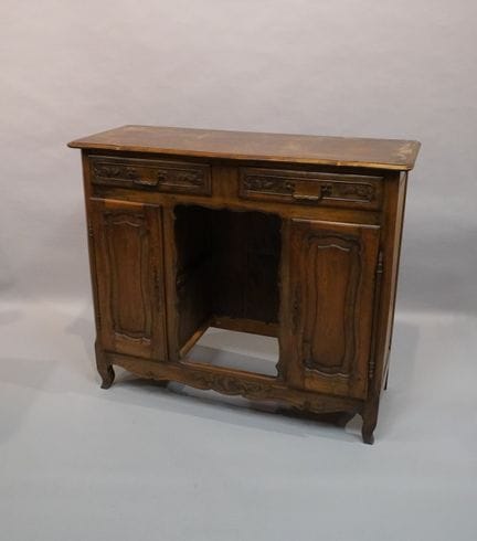 Buffet aus Holz mit Profilierung und Blumenverzier