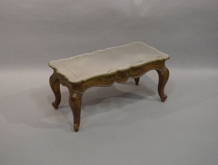 Couchtisch aus lackiertem Holz mit gemaltem Arabes