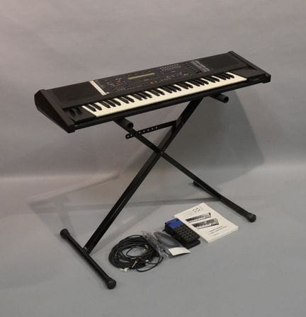 Solton MS60 Synthesizer. Ein Ständer ist im Liefer