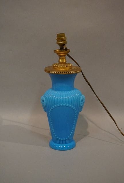 Lampe aus blauem Opalglas mit vergoldeter Metallfa