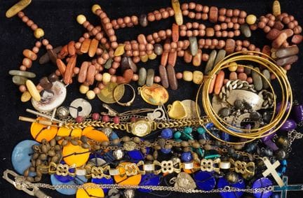 Set mit Modeschmuck: Armbänder, Halsketten, Anhäng