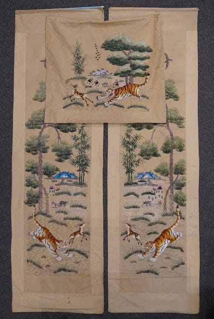 Drei vielfarbige vietnamesische Stickereien: „Tige