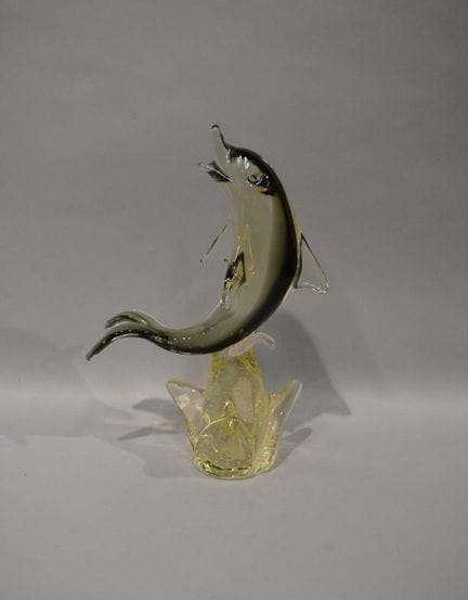 Gelber Delfin aus Glas. Italien (unregelmäßige Rüc