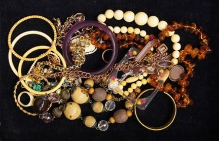 Set aus Modeschmuck: Armbänder, Halsketten, Ketten