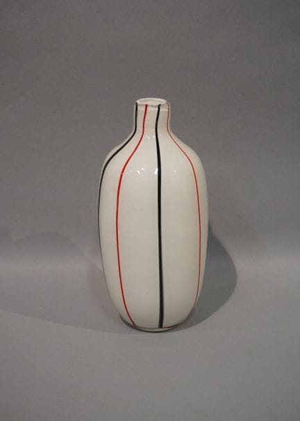 Vase aus weißem Opalglas mit roten und schwarzen F