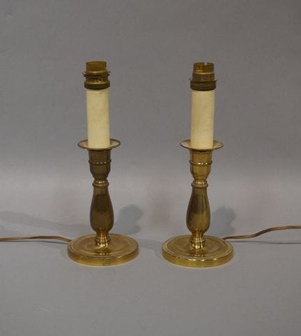 Ein Paar Kerzenhalter aus Messing, als Lampe monti
