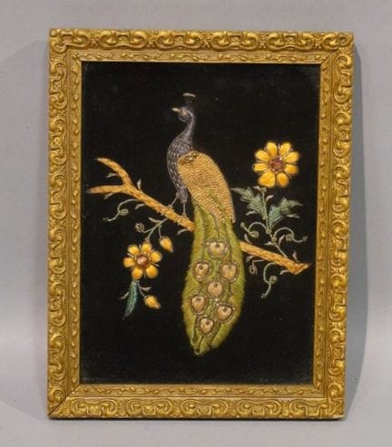 装裱好的东方刺绣作品：“枝头孔雀”。31.5×24 厘米