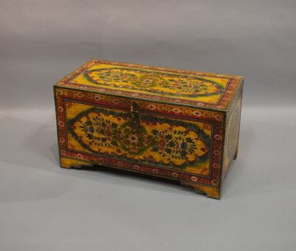 Orientalische Holzkiste mit vielfarbigem Blumenmus