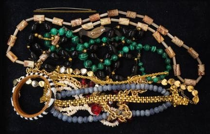 Set aus Modeschmuck: Halsketten, ein Armband und z