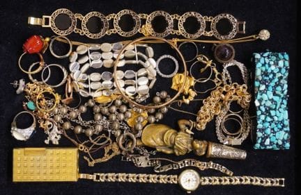 Set aus Modeschmuck: Armbänder, Halsketten, Ringe,