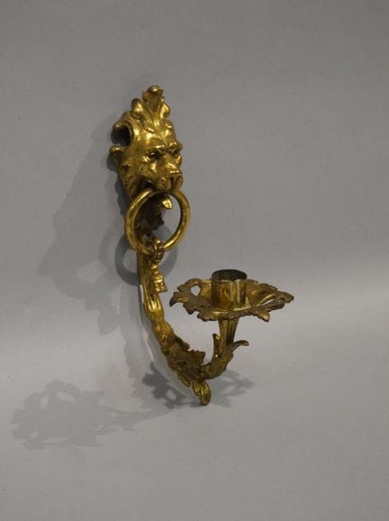 Wandleuchte aus Bronze mit einem Löwenkopf. 24 cm