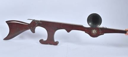 Violon de clown 
monocorde en forme de fusil, réso