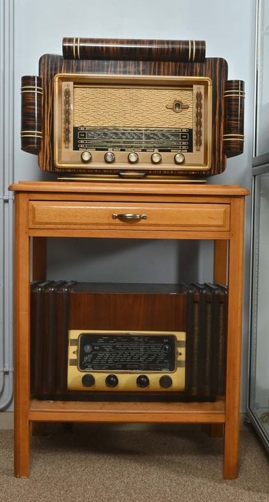 Sonneclair：
两件重要的木艺家具，约1950年，其中一件配有唱片机。
另附一件现代风格的白