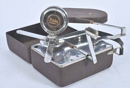 “Mikky PHONE”，日本便携式留声机  
可正常使用，状况良好。
鉴定专家：丹尼斯·兰博特。