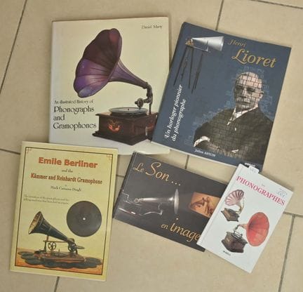 Lote de 5 obras sobre el tema del fonógrafo: «Le s