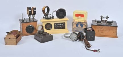 一套10台晶体收音机及其他设备，包括Brunet、Dickson等品牌。

重要信息：

在博物馆提