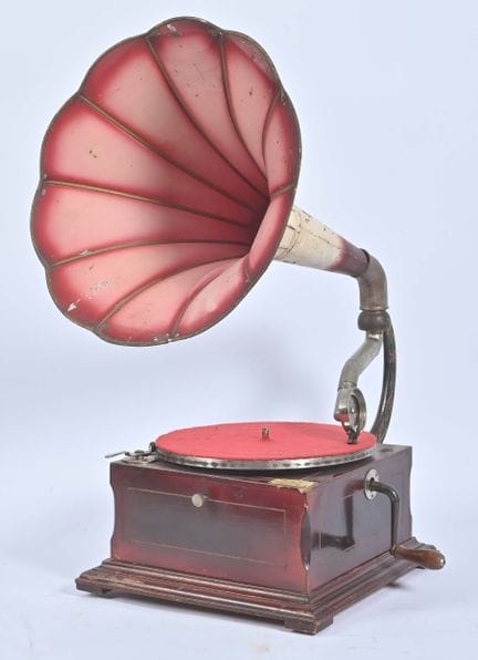 78转唱针式留声机，
配备“Bijou Concert”音盆，粉色花卉造型喇叭口，机箱需翻新。附勒阿