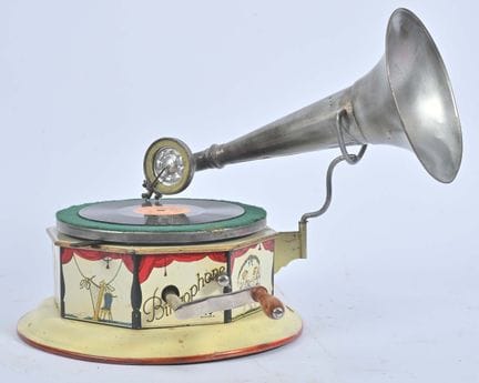 Bingophone，
黄色音响玩具，金属板表面印有马戏团图案和儿童游戏圈的平版印刷装饰。内部喇叭口