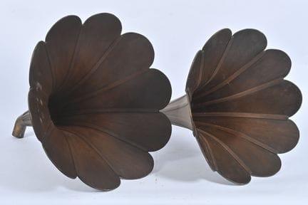 Two wooden floral stands 
with 58- and 60-cm sleev
