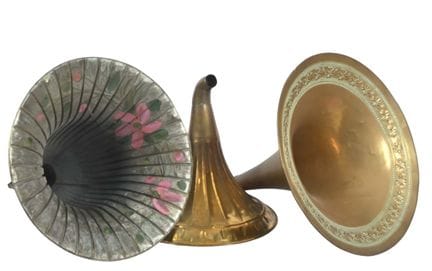 Lot de 3 grands pavillons floraux, 
un en laiton g