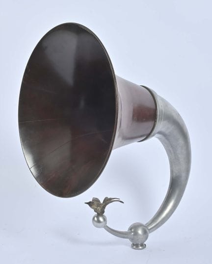 Amplion Courbe 扬声器：
木制号角（带缝隙），配有鸟形装饰的铸铝支架。（底座缺失）。
