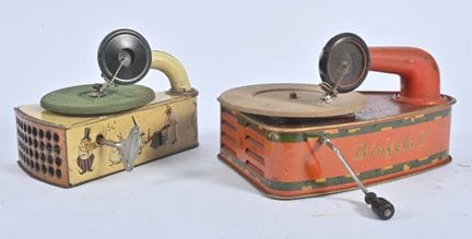 一套两件可正常发声的玩具
1) 德国产，黄色金属板材质，带有马戏团主题的浮雕人物。
2) Bingo