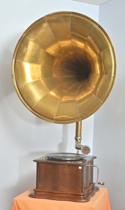Fontanophone
配备蓝宝石唱针的78转唱片留声机（原装振膜）。机身上印有“Radiopho