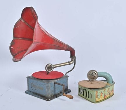 两件套音响玩具套装
1) Miraphone 蓝调金属板底座（有磨损），红色喇叭口
2) Pygma