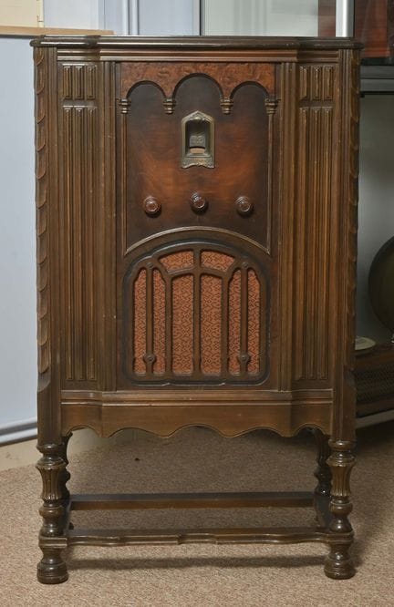 Radiola收音机，
RCA Victor R76型号，配有染色木制外壳。现状出售。
102 x 