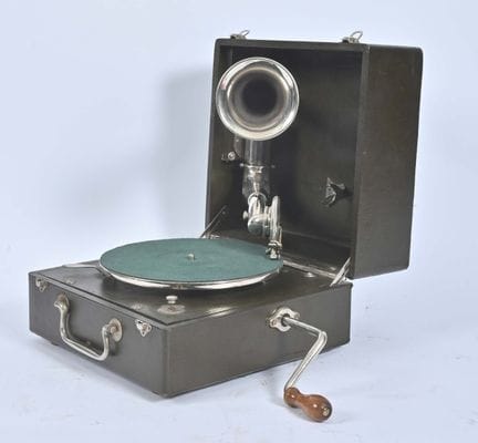 Maestrophone 便携式唱机，
棕色包覆外壳，唱臂和喇叭罩收纳于盖内。状况良好。
鉴定专家：