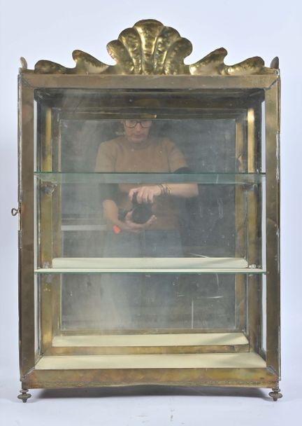 Petite vitrine murale, 
en cuivre, verre et laiton