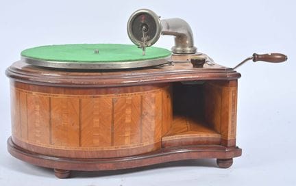 Phonographe pour disques 78 tours à saphir,
Forme 