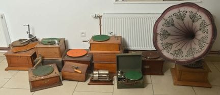 12 Phonos divers modèles dans l'état. L'un avec gr