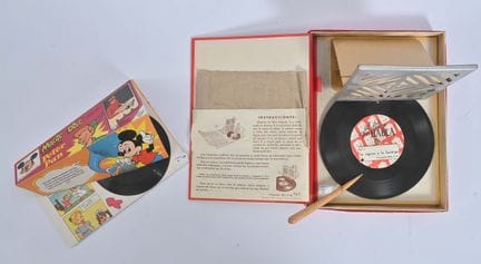 “会说话的书”（西班牙 Nic SA）
带手动驱动唱片和共鸣器的唱片盒套装。品相完好。
附赠一张《彼