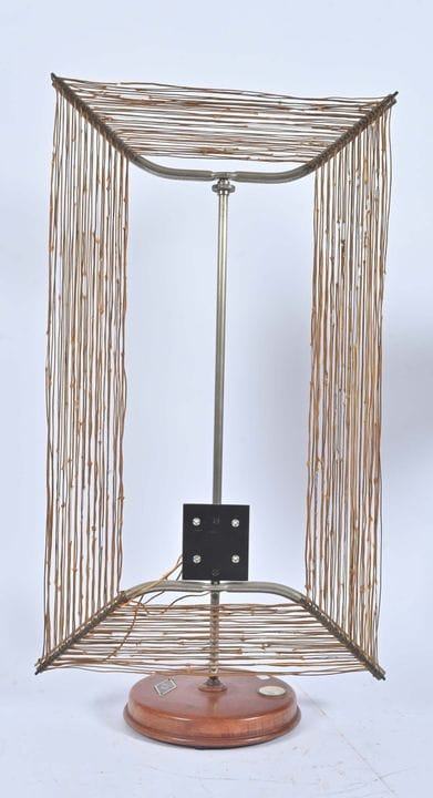 Cornice rettangolare con montatura in metallo e ba