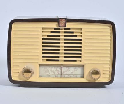 飞利浦，
BX115 U型台式电话，棕白双色 Bakelite 材质。

重要信息：

在博物馆自提