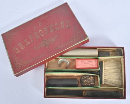 «Il Graphophone»,
Scatola di cartone rivestita di 