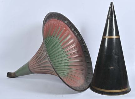 Set composto da due elementi: 1) vassoio con motiv