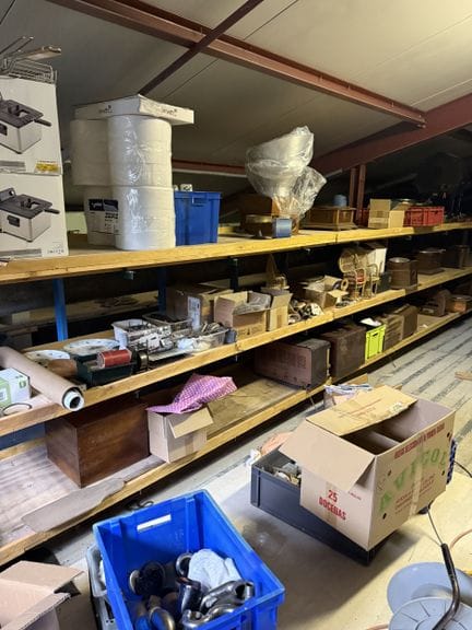 Dans le grenier : fort lot de TSF, phono, pièces d